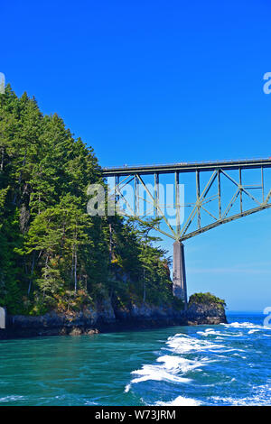 L'iconico inganno passare ponte in prossimità di Whidbey Island, Washington Foto Stock