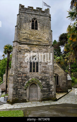 St anglicana solo il campanile della chiesa di San Giusto in Roseland Cornwall Inghilterra circondato da alberi di palma Foto Stock