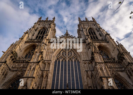 YORK, Inghilterra, dicembre 12, 2018: magnifico York Minster Cathedral visto dal di sotto Foto Stock