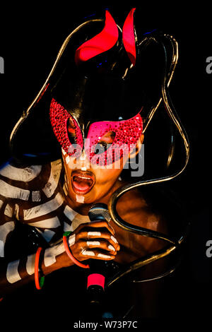 Preston Park, Brighton, Regno Unito. Il 4 agosto 2019. Grace Jones si esibisce in BN1 Lovefest , parte di Brighton orgoglio. Grazia Beverly Jones GU (nato il 19 maggio 1948) è un modello di Jamaican-American, cantante, compositore, produttore record e attrice.. Foto di Julie Edwards./Alamy Live News Foto Stock