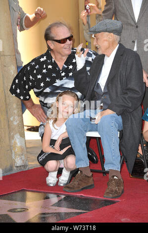 LOS ANGELES, CA. Marzo 26, 2010: Attore Dennis Hopper & figlia Galen Grier tramoggia con l'attore Jack Nicholson su Hollywood Boulevard dove la tramoggia è stato onorato con il 2,403rd stella sulla Hollywood Walk of Fame. © 2010 Paul Smith / Featureflash Foto Stock