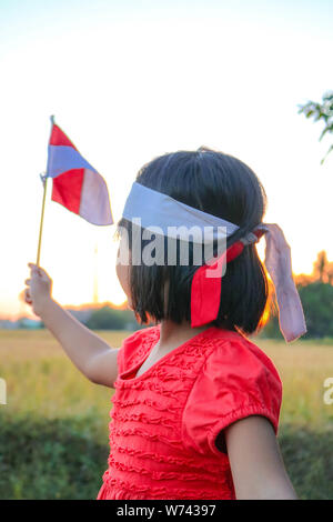 Celebrare l'indipendenza indonesiana tenendo premuto il rosso e bandiera bianca Foto Stock