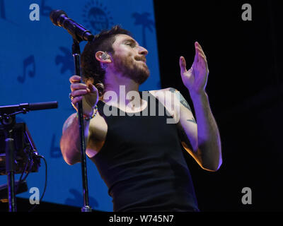 Long Beach, California, Stati Uniti d'America. Il 3° agosto 2019. Nicholas Petricca della banda a piedi la luna esegue a ALT 98,7 Summer Camp presso la Queen Mary a Long Beach il 3 agosto 2019. Credito: la foto di accesso/Alamy Live News Foto Stock