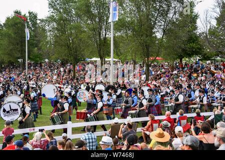 Maxeville, Canada - 3 Agosto 2019: Diverse bande di cornamuse marzo sul campo per le bande ammassato alla chiusura annuale di Glengarry Highland Games. Foto Stock