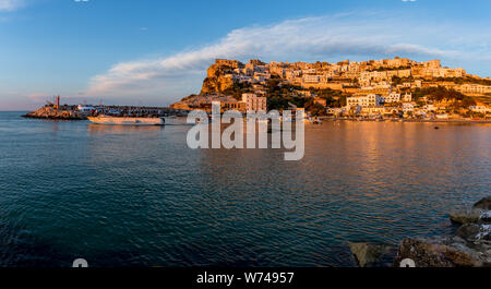 Mediterraneo panoramico seascape in Italia, Peschici in Puglia Gargano Foto Stock