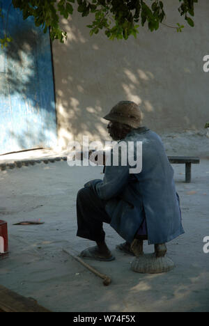 Vecchio fumatore, Mwandi, Zambia. Africa. Foto Stock