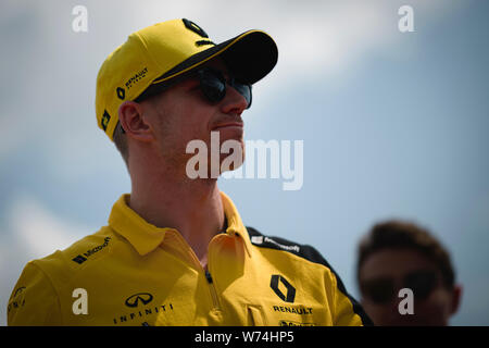 Renault Sport F1 del Team pilota tedesco Nico Hulkenberg assiste la parata dei piloti prima di ungherese di F1 Grand Prix gara a Hungaroring. Foto Stock