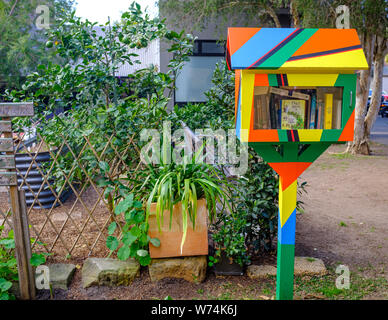 Paddington, Sydney, NSW, Australia, colorato e divertente strada piccola libreria per regalare e scambiare libri gratuiti, costruito e gestito dalla comunità locale Foto Stock