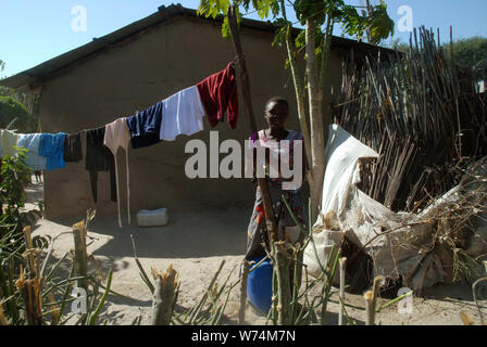 Appendere fuori il lavaggio, Mwandi, Zambia, Africa. Foto Stock