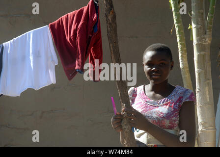 Appendere fuori il lavaggio, Mwandi, Zambia, Africa. Foto Stock