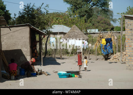 Appendere fuori il lavaggio, Mwandi, Zambia, Africa. Foto Stock