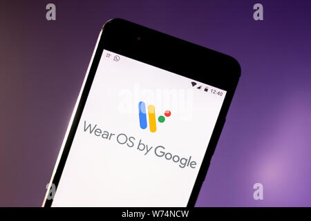 In questa illustrazione della foto di indossare il logo OS è vista visualizzata su uno smartphone. Foto Stock