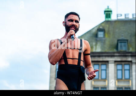 Amsterdam, Paesi Bassi. 04 Ago, 2019. Cantante austriaco Conchita Wurst è visto che danno un concerto durante la festa. Cantante austriaco e artista, e anche il vincitore del concorso Eurovisione della canzone nel 2014, Conchita Wurst diede una performance durante il concerto finale del Pride Amsterdam a Dam Square, nel centro della citta'. Domenica la fine ufficiale - party, in cui vi è sempre una colorata collezione di artisti entra nella fase. Credito: SOPA Immagini limitata/Alamy Live News Foto Stock