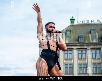 Amsterdam, Paesi Bassi. 04 Ago, 2019. Cantante austriaco Conchita Wurst è visto la firma di uno dei suoi ultimi brani. Cantante austriaco e artista, e anche il vincitore del concorso Eurovisione della canzone nel 2014, Conchita Wurst diede una performance durante il concerto finale del Pride Amsterdam a Dam Square, nel centro della citta'. Domenica la fine ufficiale - party, in cui vi è sempre una colorata collezione di artisti entra nella fase. Credito: SOPA Immagini limitata/Alamy Live News Foto Stock