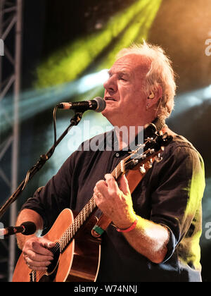 English folk cantante, compositore e chitarrista acustico, Ralph McTell meglio conosciuto per 70s hit strade di Londra si esibisce dal vivo sul palco durante il giorno 4 dell'Wickham Festival, Hampshire, Regno Unito. Foto Stock