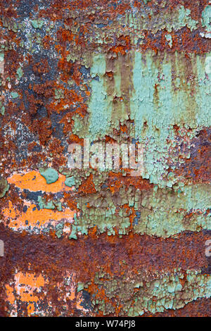 Arrugginendo metallo con vernice scrostata - abstract grunge superficie texture Foto Stock