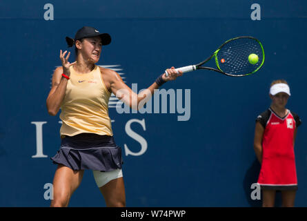 Toronto, Canada. 4 Ago, 2019. Wang Xiyu della Cina restituisce la sfera durante il secondo turno di donne singoli match di qualificazione con Rebecca Peterson della Svezia al 2019 Rogers Cup di Toronto, Canada, e il Agosto 4, 2019. Credito: Zou Zheng/Xinhua/Alamy Live News Foto Stock