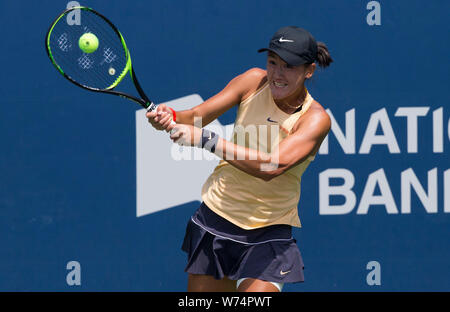 Toronto, Canada. 4 Ago, 2019. Wang Xiyu della Cina restituisce la sfera durante il secondo turno di donne singoli match di qualificazione con Rebecca Peterson della Svezia al 2019 Rogers Cup di Toronto, Canada, e il Agosto 4, 2019. Credito: Zou Zheng/Xinhua/Alamy Live News Foto Stock