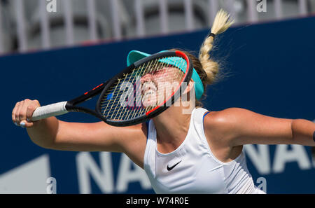 Toronto, Canada. 4 Ago, 2019. Anastasia Potapova della Russia restituisce la sfera durante il secondo turno di donne singoli match di qualificazione contro Zhang Shuai della Cina al 2019 Rogers Cup di Toronto, Canada, e il Agosto 4, 2019. Credito: Zou Zheng/Xinhua/Alamy Live News Foto Stock