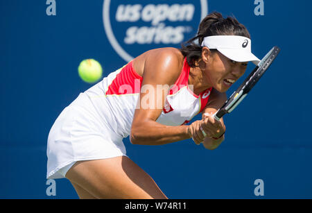 Toronto, Canada. 4 Ago, 2019. Zhang Shuai della Cina restituisce la sfera durante il secondo turno di donne singoli match di qualificazione con Anastasia Potapova della Russia al 2019 Rogers Cup di Toronto, Canada, e il Agosto 4, 2019. Credito: Zou Zheng/Xinhua/Alamy Live News Foto Stock