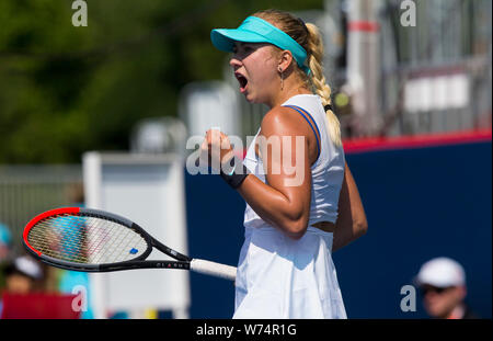 Toronto, Canada. 4 Ago, 2019. Anastasia Potapova della Russia celebra rigature durante il secondo turno di donne singoli match di qualificazione contro Zhang Shuai della Cina al 2019 Rogers Cup di Toronto, Canada, e il Agosto 4, 2019. Credito: Zou Zheng/Xinhua/Alamy Live News Foto Stock