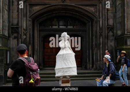 Edinburgh, Regno Unito. 4 Ago, 2019. Un artista esegue su strada durante il Festival di Edimburgo Fringe 2019 ad Edimburgo, Scozia, Gran Bretagna il 4 agosto, 2019. L'evento che ha dato dei calci a fuori su agosto 2 durerà fino al mese di agosto 26. Credito: Han Yan/Xinhua/Alamy Live News Foto Stock