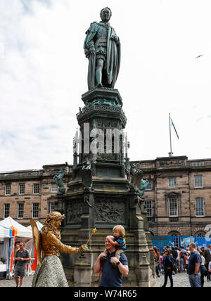 Edinburgh, Regno Unito. 4 Ago, 2019. Un artista esegue su strada durante il Festival di Edimburgo Fringe 2019 ad Edimburgo, Scozia, Gran Bretagna il 4 agosto, 2019. L'evento che ha dato dei calci a fuori su agosto 2 durerà fino al mese di agosto 26. Credito: Han Yan/Xinhua/Alamy Live News Foto Stock