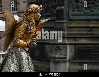 Edinburgh, Regno Unito. 4 Ago, 2019. Un artista esegue su strada durante il Festival di Edimburgo Fringe 2019 ad Edimburgo, Scozia, Gran Bretagna il 4 agosto, 2019. L'evento che ha dato dei calci a fuori su agosto 2 durerà fino al mese di agosto 26. Credito: Han Yan/Xinhua/Alamy Live News Foto Stock