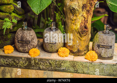 Cura del corpo prodotto, doccia, shampoo, gel doccia sul tono vintage con caduta di acqua Foto Stock