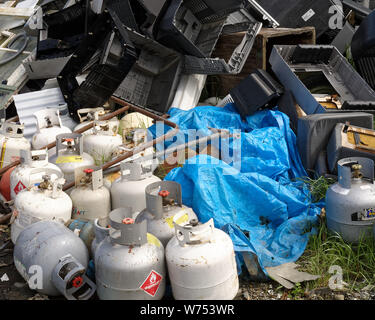 Motueka, Tasman/Nuova Zelanda - 2 Agosto 2019: Le bombole di gas o bottiglie disposte in corrispondenza di un centro di riciclo - un incidente in attesa di accadere. Foto Stock