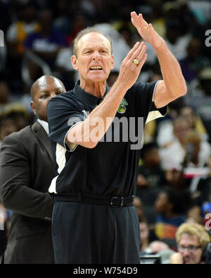 4 agosto 2019: Ball porci head coach Rick Barry reagisce a una chiamata durante il BIG3 Campionato di basket al Forum Fiserv a Milwaukee nel Wisconsin. Ricky Bassman/CSM Foto Stock