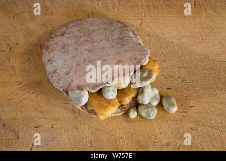 Comfort food o sbornia curare o pick-me-up, un fishfinger, Fava e la maionese in un integrale di tasca di Pitta. Foto Stock