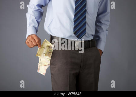 Uomo d'affari con banconote in tasca Foto Stock