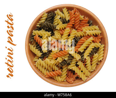 Una ciotola di pasta rotini isolato su bianco Foto Stock