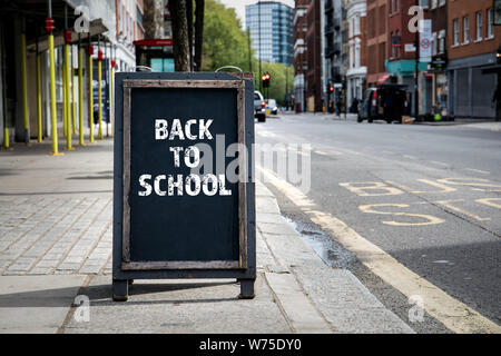 Si torna a scuola. Pieghevole poster pubblicitari Foto Stock