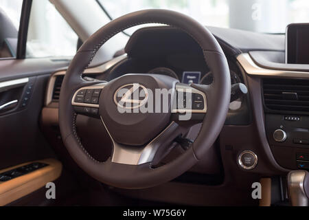 Russia, Izhevsk - Luglio 21, 2019: Lexus showroom. Interno del nuovo e moderno che Lexus RX350L. Famoso marchio mondiale. Foto Stock