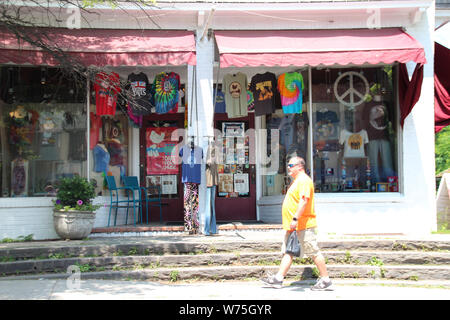 Woodstock, Stati Uniti d'America. 05 Luglio, 2019. Woodstock souvenir sono venduti in memoria del leggendario festival il Tinker Street. Woodstock, situata a circa due ore a nord di New York in auto, appare come un memoriale commercializzato santuario al festival dello stesso nome, iniziata esattamente 50 anni fa il 15 agosto. (A dpa 'un weekend per i libri di storia: 50 anni di festival di Woodstock') Credito: Christina Horsten/dpa/Alamy Live News Foto Stock