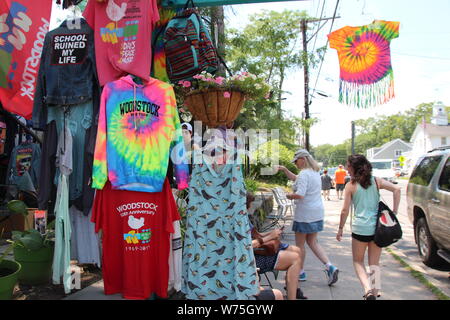 Woodstock, Stati Uniti d'America. 05 Luglio, 2019. Woodstock souvenir sono venduti in memoria del leggendario festival il Tinker Street. Woodstock, situata a circa due ore a nord di New York in auto, appare come un memoriale commercializzato santuario al festival dello stesso nome, iniziata esattamente 50 anni fa il 15 agosto. (A dpa 'un weekend per i libri di storia: 50 anni di festival di Woodstock') Credito: Christina Horsten/dpa/Alamy Live News Foto Stock