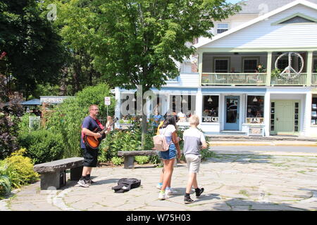 Woodstock, Stati Uniti d'America. 05 Luglio, 2019. Un musicista di strada è la riproduzione su Tinker Street. Woodstock, situata a circa due ore a nord di New York in auto, appare come un memoriale commercializzato santuario al festival dello stesso nome, iniziata esattamente 50 anni fa il 15 agosto. (A dpa 'un weekend per i libri di storia: 50 anni di festival di Woodstock') Credito: Christina Horsten/dpa/Alamy Live News Foto Stock