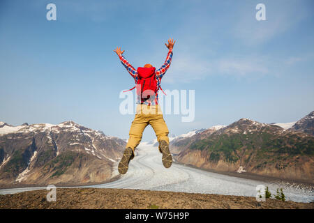 Jumping man in montagne vulcaniche, bromo, Indonesia Foto Stock