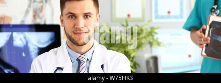 Dottore in posa nella clinica mobile Foto Stock