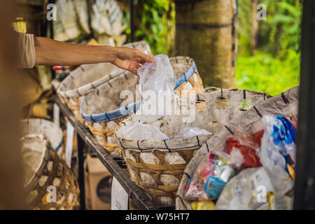 L'uomo separatamente preleva il cestino. Separare la garbage collection concept Foto Stock