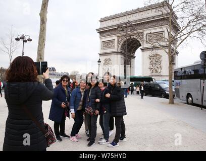 (190805) -- PECHINO, Agosto 5, 2019 (Xinhua) -- un gruppo di turisti cinesi che posano per una foto all'Arc de Triomphe a Parigi, Francia, 20 marzo 2019. I turisti cinesi effettuate 149 milioni di viaggi oltreoceano nel 2018, con una spesa complessiva pari a 130 miliardi di dollari, secondo un rapporto rilasciato dalla Cina Accademia del turismo. I dati ha segnato un aumento su base annua del 14,7% e 13%, rispettivamente. Secondo le Nazioni unite Organizzazione Mondiale del Turismo, il numero dei viaggiatori globali sarà superiore a 1,8 miliardi di euro entro il 2030. La Cina è considerata la più veloce del mondo crescente turismo mar Foto Stock