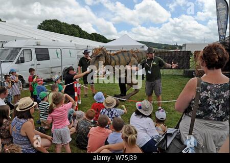 Aborigeno di dinosauro animatori al centesimo Royal Welsh Show 2019, Builth Wells Foto Stock