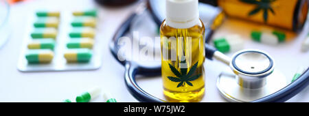 La marijuana stetoscopio pillole di olio sono sul tavolo Foto Stock