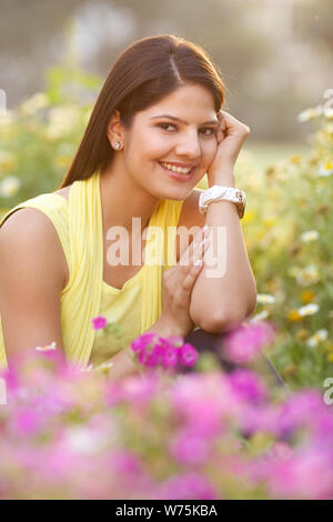 Giovane donna in un parco sorridente Foto Stock