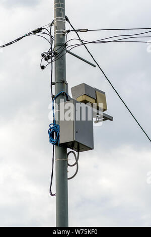 Polo di calcestruzzo con fili elettrici e di apparecchiature per le comunicazioni Foto Stock