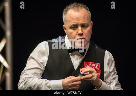 John Higgins della Scozia ritiene che un colpo di Neil Robertson di Australia nella loro semi-match finale durante il 2017 Dafabet Scottish Open snooker tourn Foto Stock