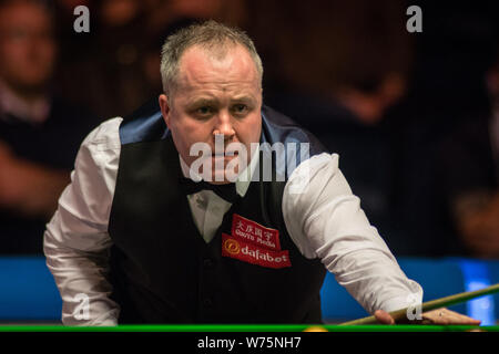 John Higgins della Scozia ritiene che un colpo di Neil Robertson di Australia nella loro semi-match finale durante il 2017 Dafabet Scottish Open snooker tourn Foto Stock