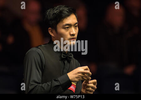 Fang Xiongman della Cina i gessi spunto come egli ritiene che un colpo di Marco fu di Hong Kong nella loro seconda partita durante il 2017 Dafabet Scottish ope Foto Stock